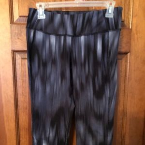 Old Navy Active, Gray & Black Capri’s- Size Med